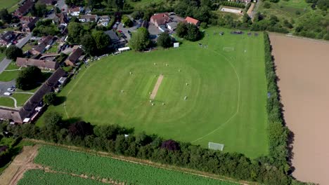 Imágenes-De-Drones-De-4k-De-Un-Partido-De-Cricket-Típico-De-Un-Pueblo-En-Kent,-Reino-Unido