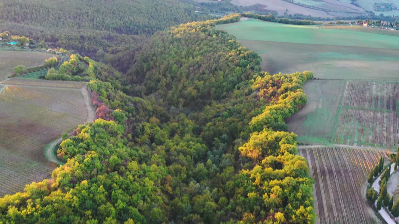 asombroso amanecer sobre hermosas colinas bosques campos y viñedos de toscana, italia
