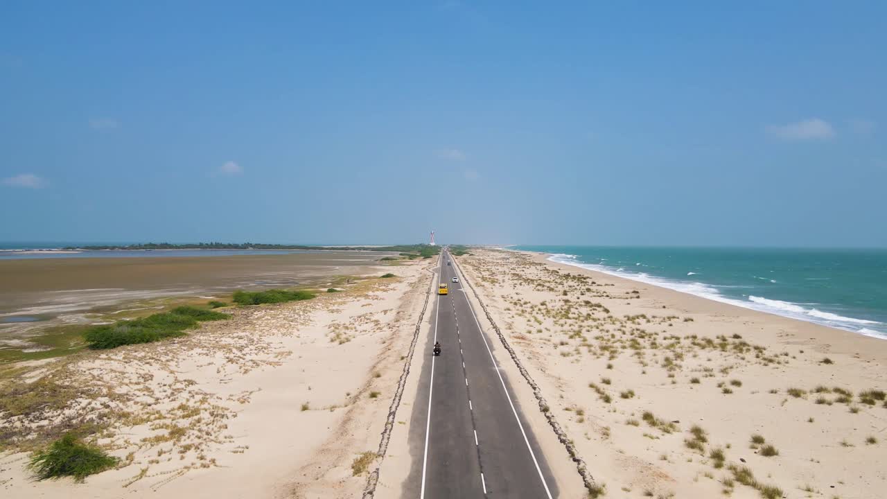 공중 드론이 다누슈코디의 버려진 마을을 촬영하여 폐허와 자연 사이의 극심한 대조를 강조했습니다.