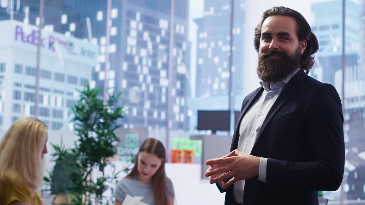Porträt eines lächelnden Finanzberaters im Büro mit Eltern und Kind