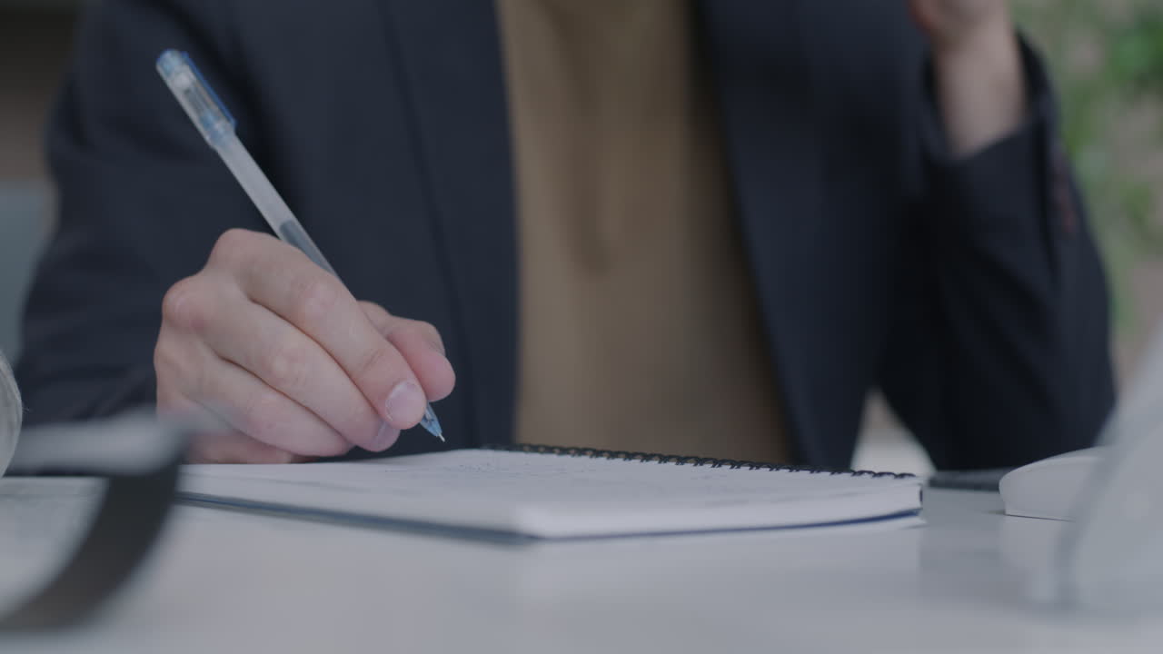 Persona che prende appunti in ufficio