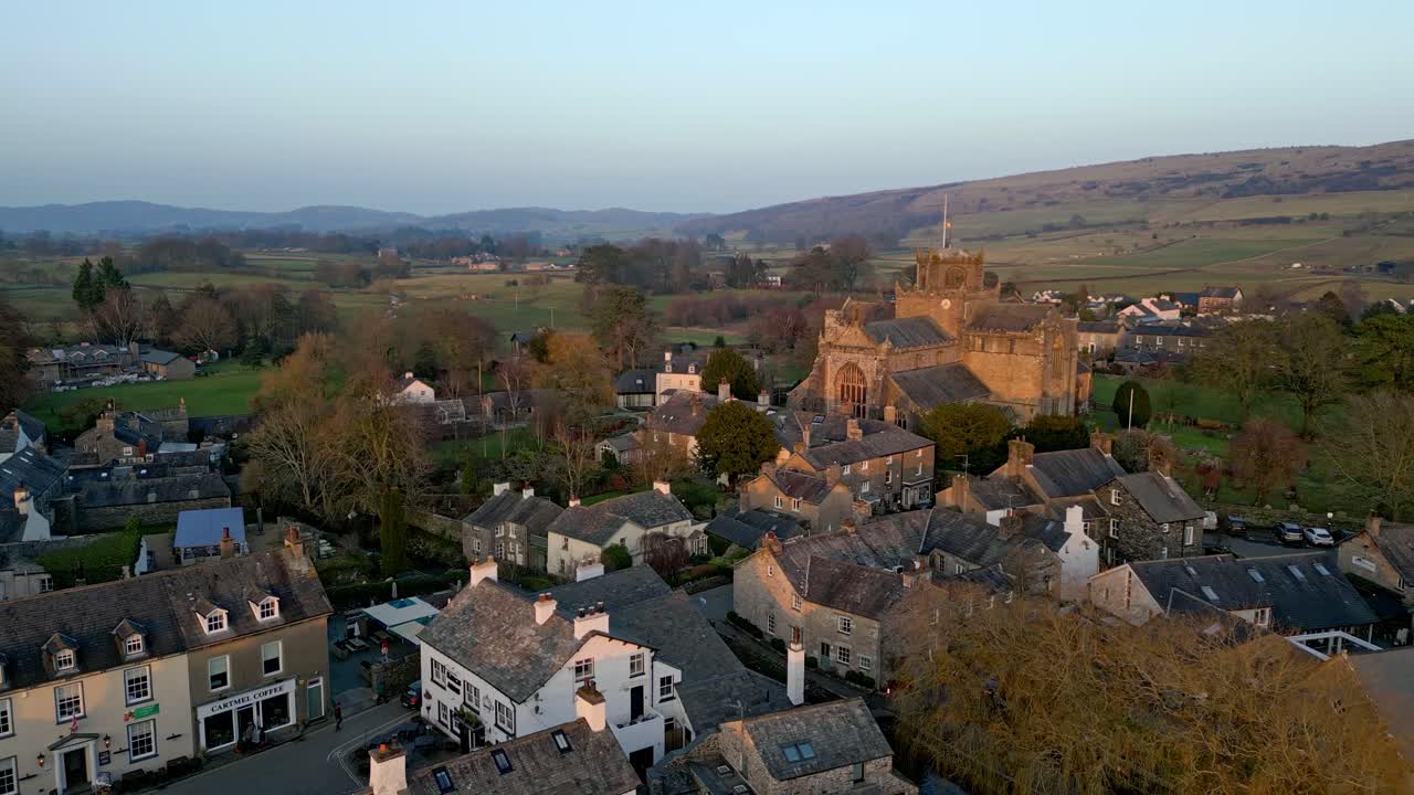 imágenes aéreas del pueblo medieval de cartmel en el distrito inglés de los lagos tiene un rico patrimonio y una variada lista de actividades para visitantes y turistas