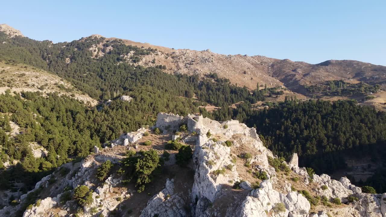 Spettacolare ripresa da drone del Castello di Palio Pali su una montagna sull'isola di Kos