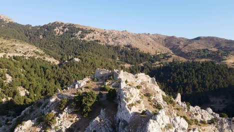 Aufschlussreiche-Drohnenaufnahme-Der-Burg-Palio-Pali-Auf-Einem-Berg-Auf-Der-Insel-Kos