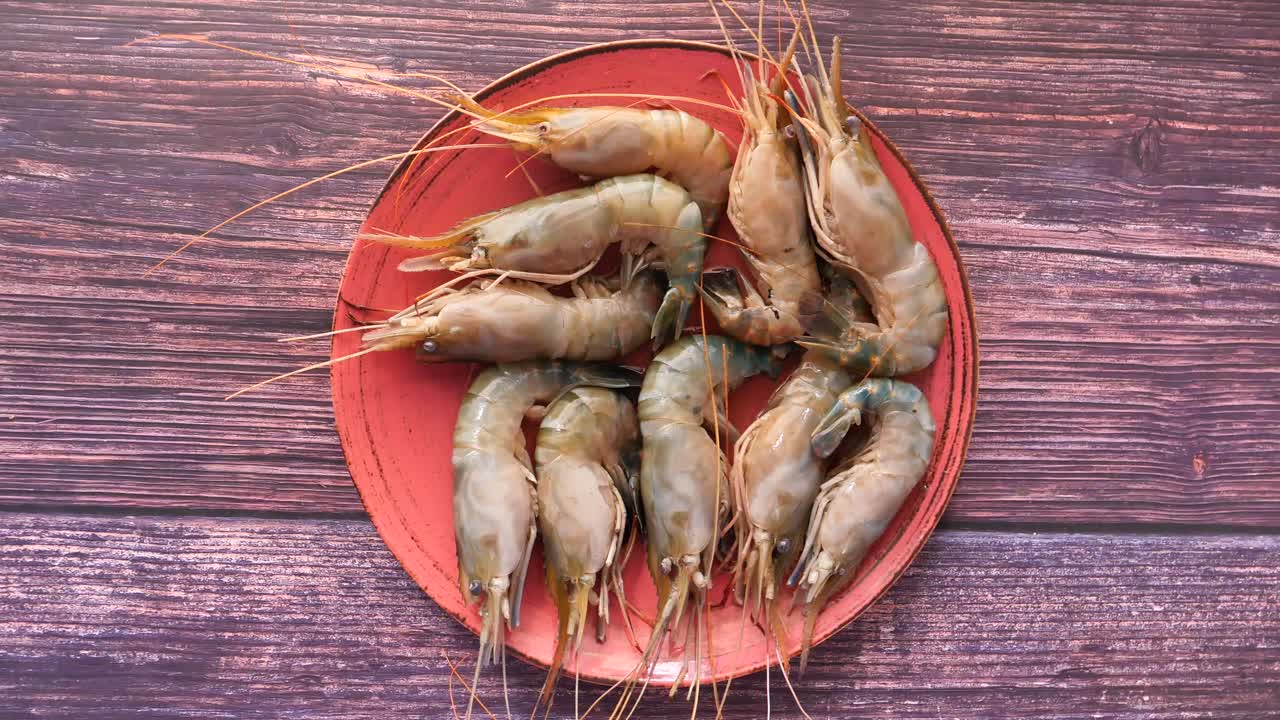 은 접시에 신선한 새우