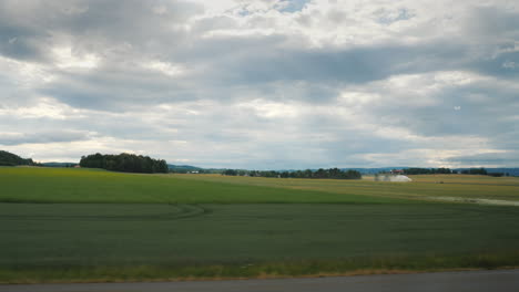 paisaje rural en noruega - desde la ventana se pueden ver campos donde yacen montones de paja después de la cosecha