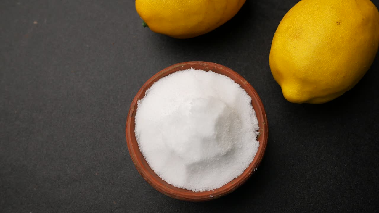 sal gruesa en un tazón en la mesa