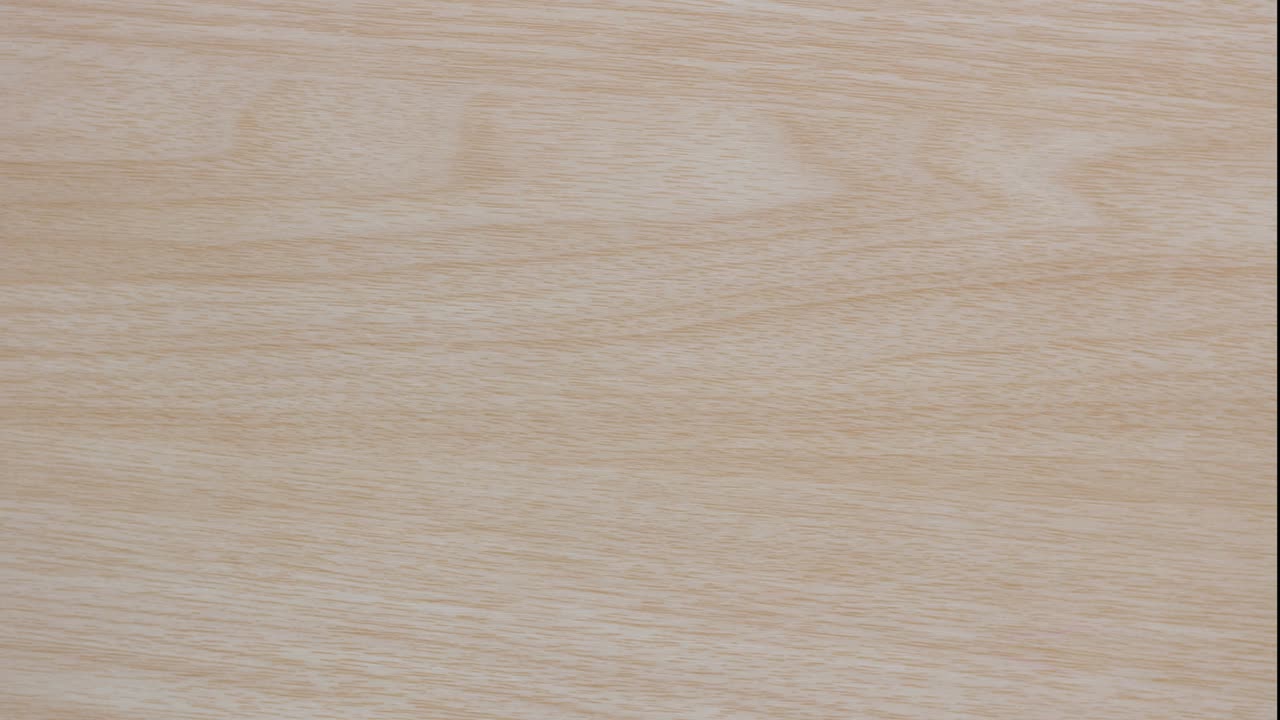 stop motion - vista superior de un cuenco de salsa de cerámica vacío aislado en el fondo de la mesa de madera