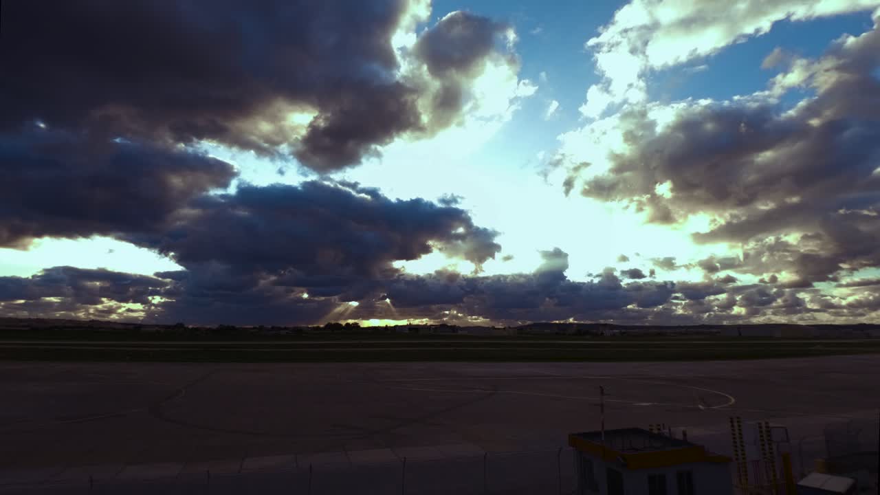 nubes dramáticas sobre el aeropuerto de malta