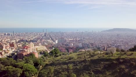 Barcelona-Stadtbild,-Luftaufnahme,-Herauszoomen,-Schwindeleffekt-Bei-Sonnenuntergang