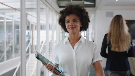 Mujer-De-Negocios-De-Raza-Mixta-Sonriendo-Caminando-Por-La-Oficina-Sosteniendo-Una-Tableta-Disfrutando-De-Una-Carrera-Exitosa-En-El-Lugar-De-Trabajo-Corporativo-4k