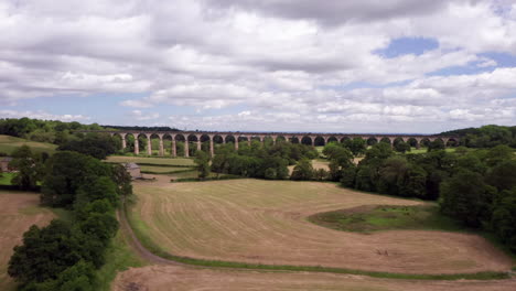 Disparo-De-Plataforma-Rodante-Ascendente-Que-Revela-El-Viaducto-Del-Valle-De-Crimple-En-Yorkshire-Del-Norte-En-Un-Día-De-Verano.