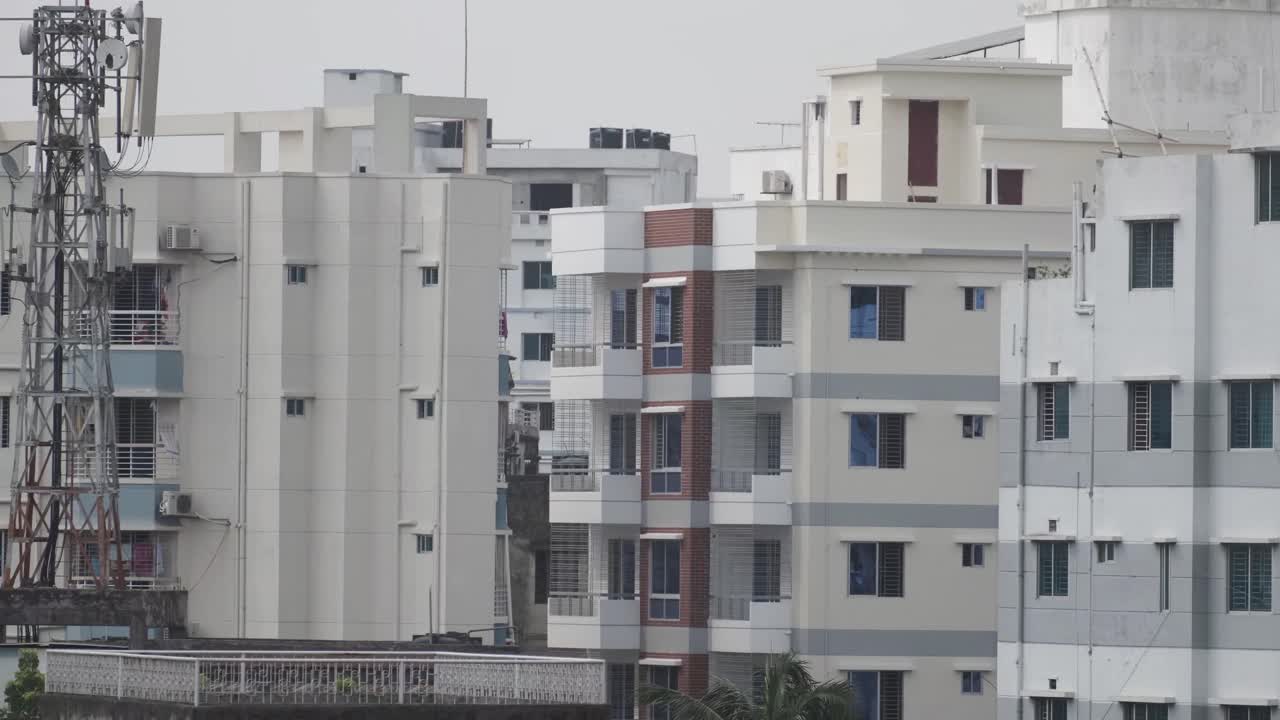 paisaje urbano de edificios de apartamentos con torre de comunicación