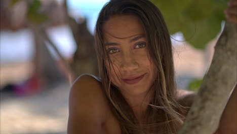 Cámara-Lenta-De-Una-Joven-Hermosa-Latina-Hispana-Burlándose-Sonriendo-A-La-Cámara-En-Una-Hermosa-Playa-En-México-Con-El-Viento-Soplando-Su-Cabello