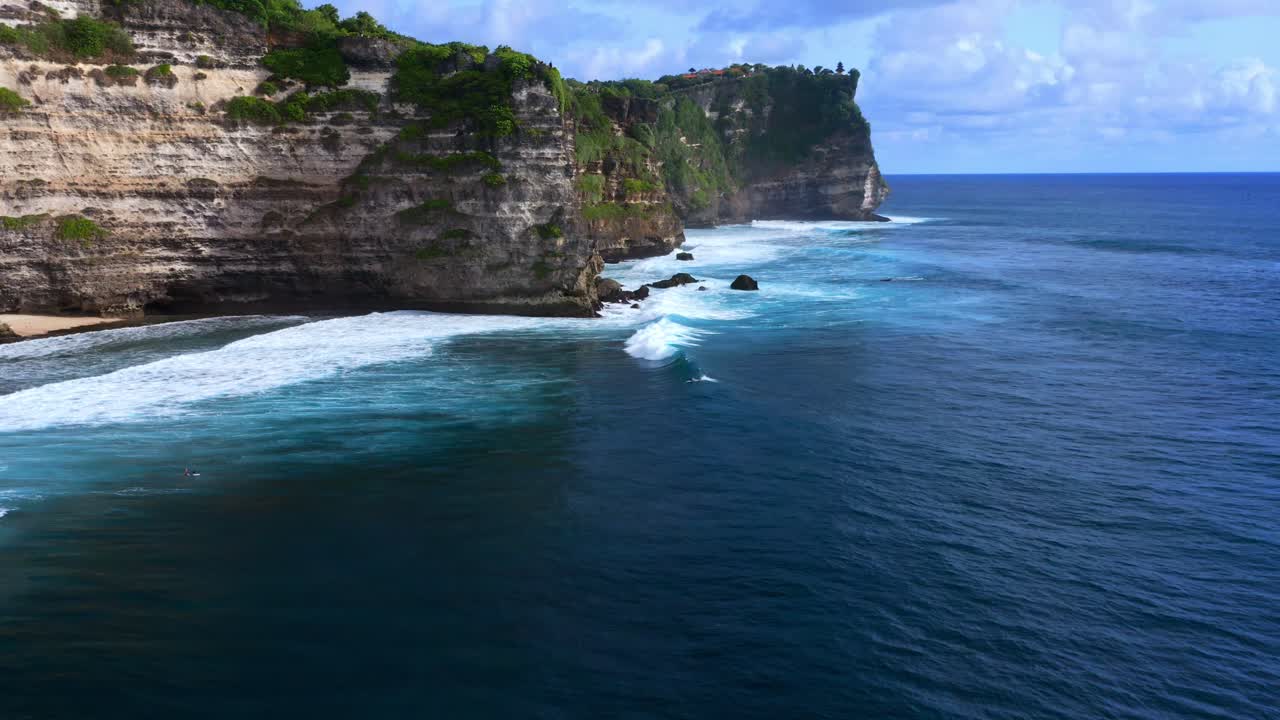 los acantilados de uluwatu y el océano en bali, indonesia - toma de dron