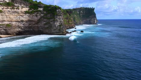 Acantilados-Y-Océano-De-Uluwatu-En-Bali,-Indonesia---Disparo-De-Drone