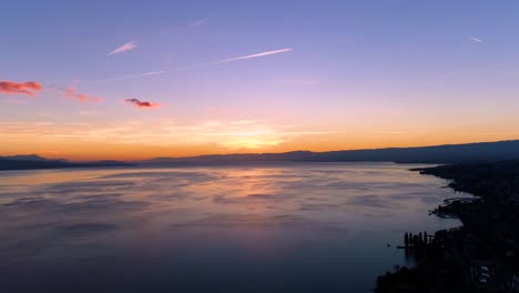 Volando-Alto-Sobre-El-Lago-Léman,-Hermosos-Colores-Del-Atardecer-Lavaux---Vaud,-Suiza