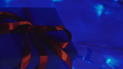 decoración de mesa festiva iluminada con azul