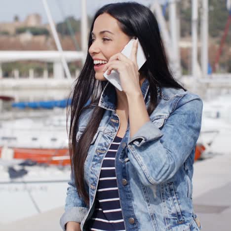 Young-woman-chatting-on-her-phone-in-the-street