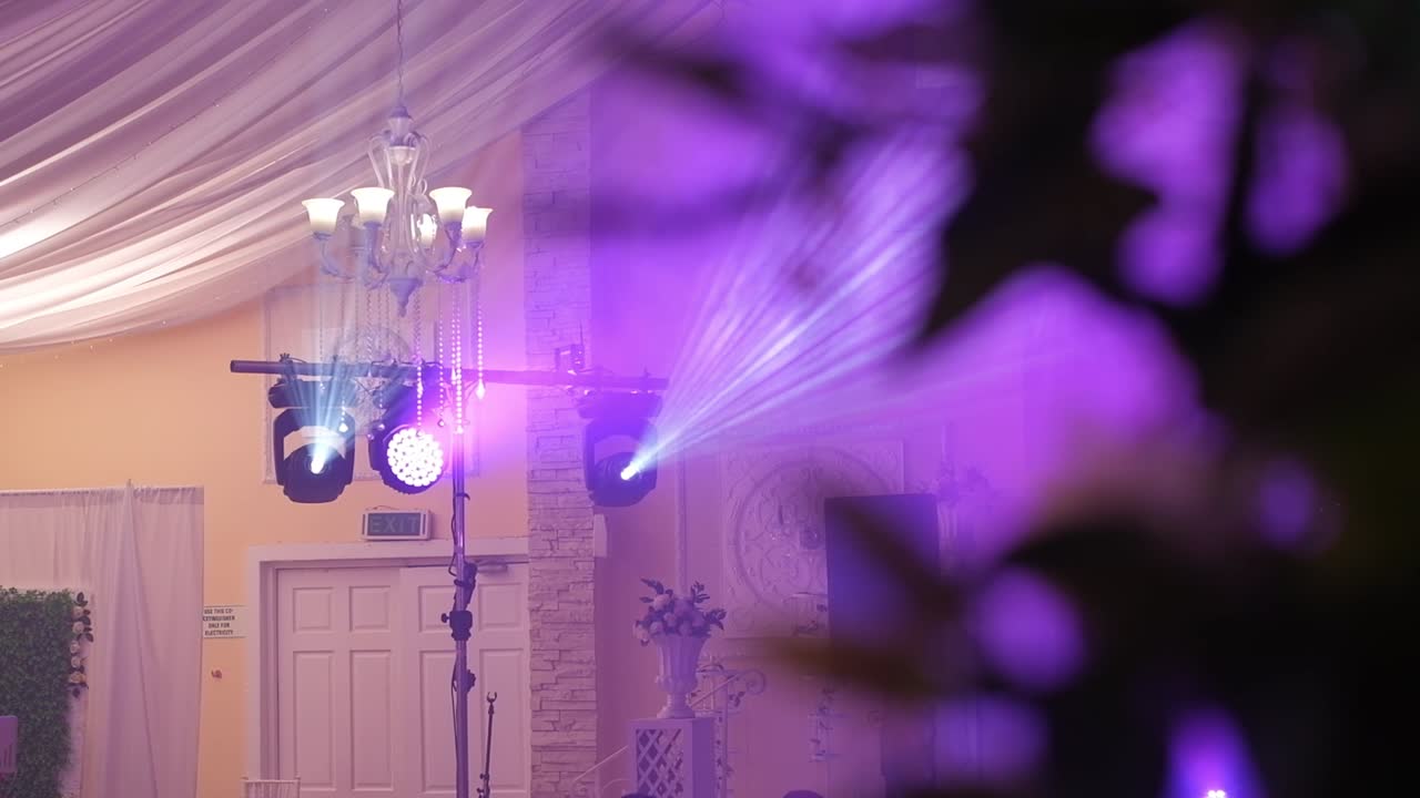 luces audiovisuales láser en una recepción de boda - revelan el disparo