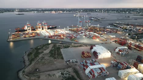 puerto comercial en montevideo con envío de contenedores cargado barco de carga y grúa uruguay importación exportación vista aérea