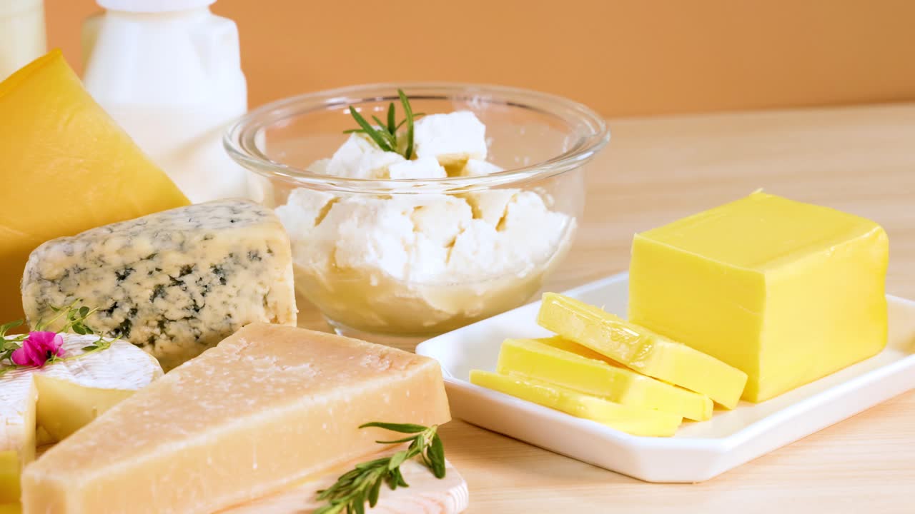 varios productos lácteos dispuestos en una mesa de madera