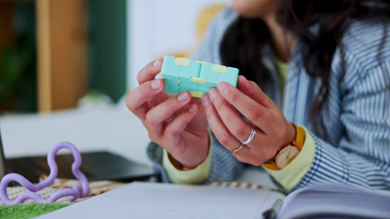 Donna che gioca con un cubo infinito alla scrivania