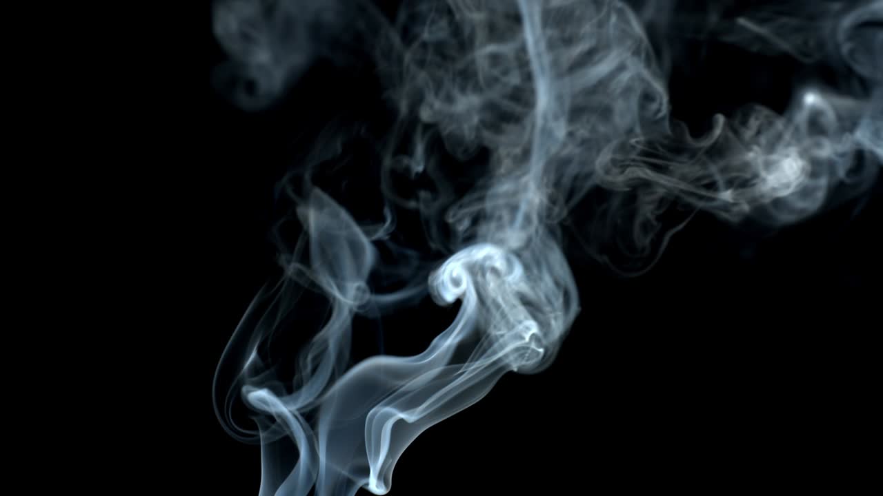 el humo en el fondo negro del avión se eleva. el humo se disipa.