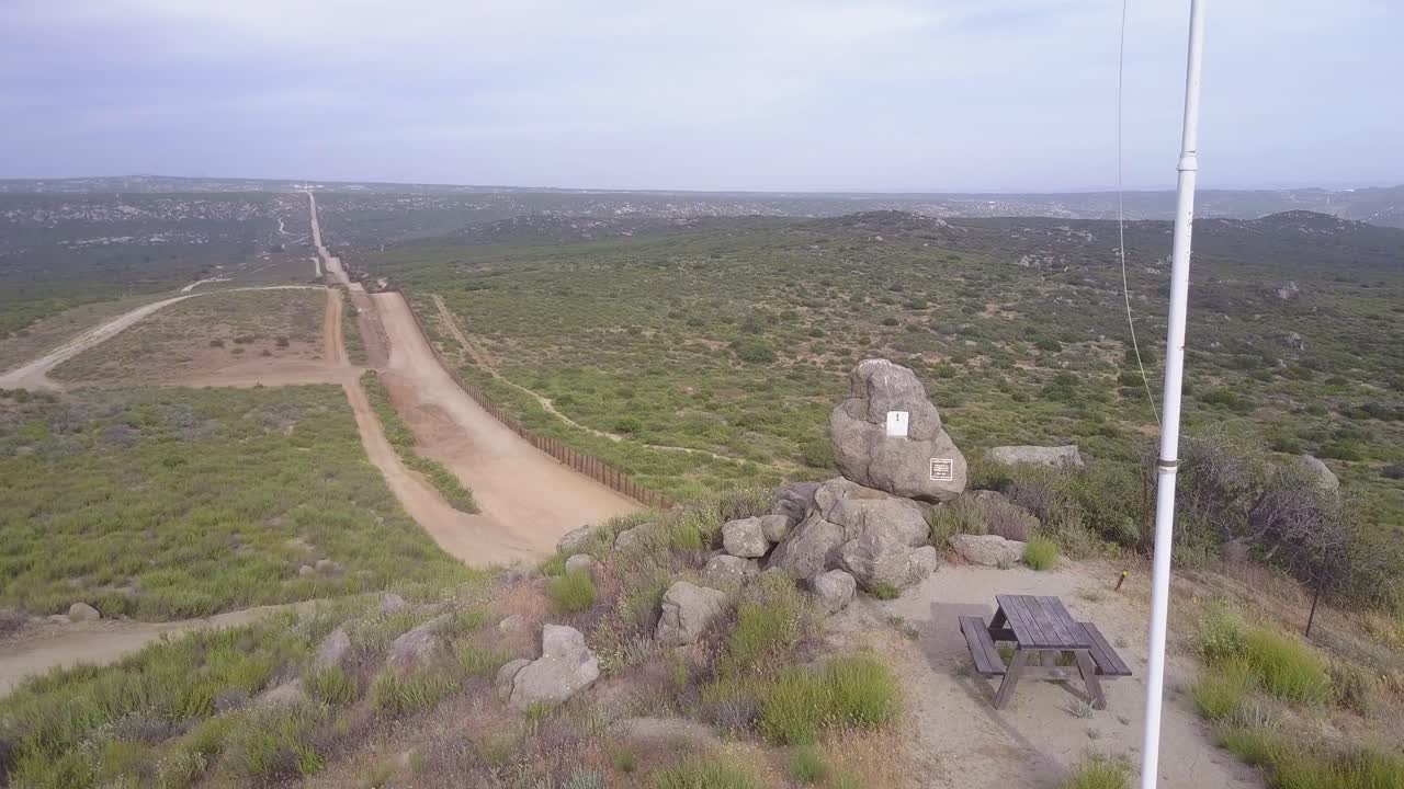 미국 국기는 캘리포니아 사막의 미국 멕시코 국경 위로 날아갑니다.