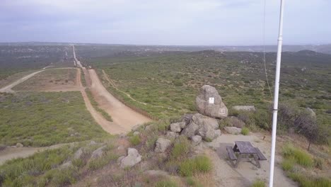 la bandera estadounidense ondea sobre la frontera entre estados unidos y méxico en el desierto de california