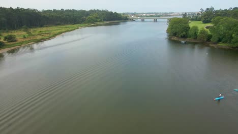 Antena:-Entusiastas-De-Los-Deportes-Acuáticos-Canotaje-En-El-Río-Cavado,-Esposende-Portugal