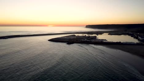 Plano-Final-De-Un-Puerto-Pesquero-Y-Olas-Rompiendo-En-La-Playa-Cercana