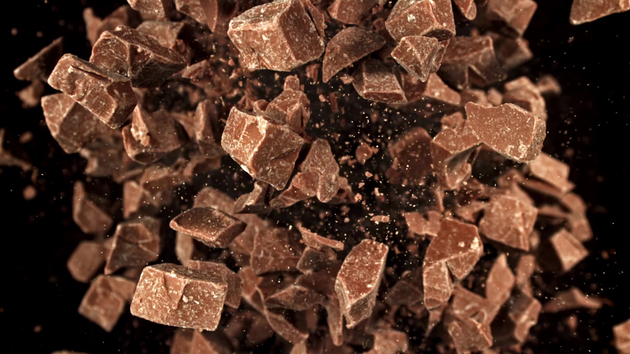 Pezzi di cioccolato che esplodono e si disperdono in super slow motion