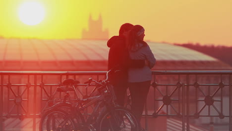 Pareja-Disfrutando-Del-Pintoresco-Atardecer-En-La-Ciudad