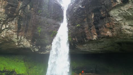 hermosas cascadas de devkund en pune en maharashtra vista de cerca