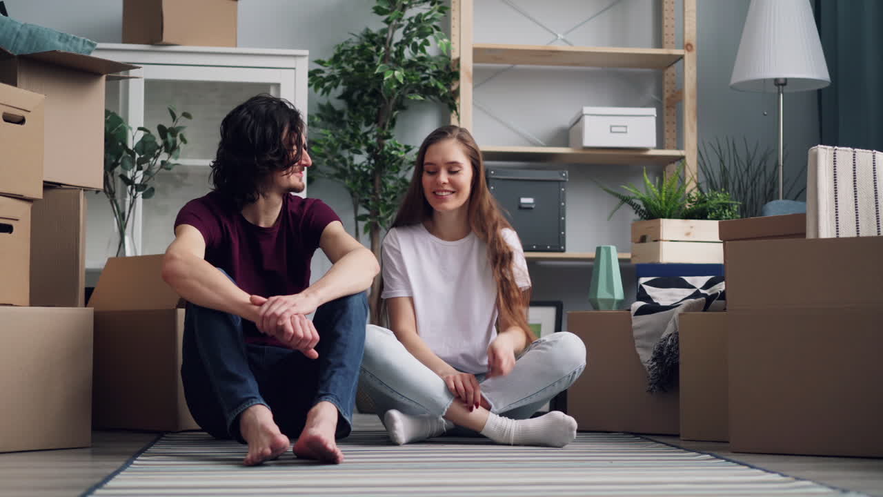 пара переезжает в свой новый дом