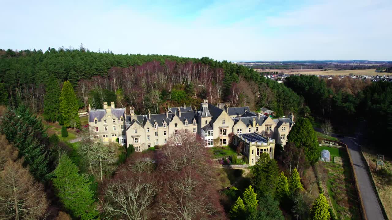 핀드혼 파운데이션 클루니 힐 캐슬의 멋진 공중, 축소 공개