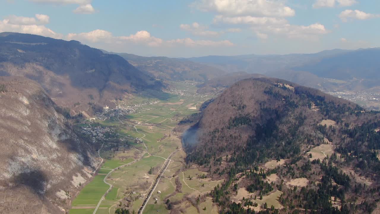 vista aérea del amanecer sobre un valle