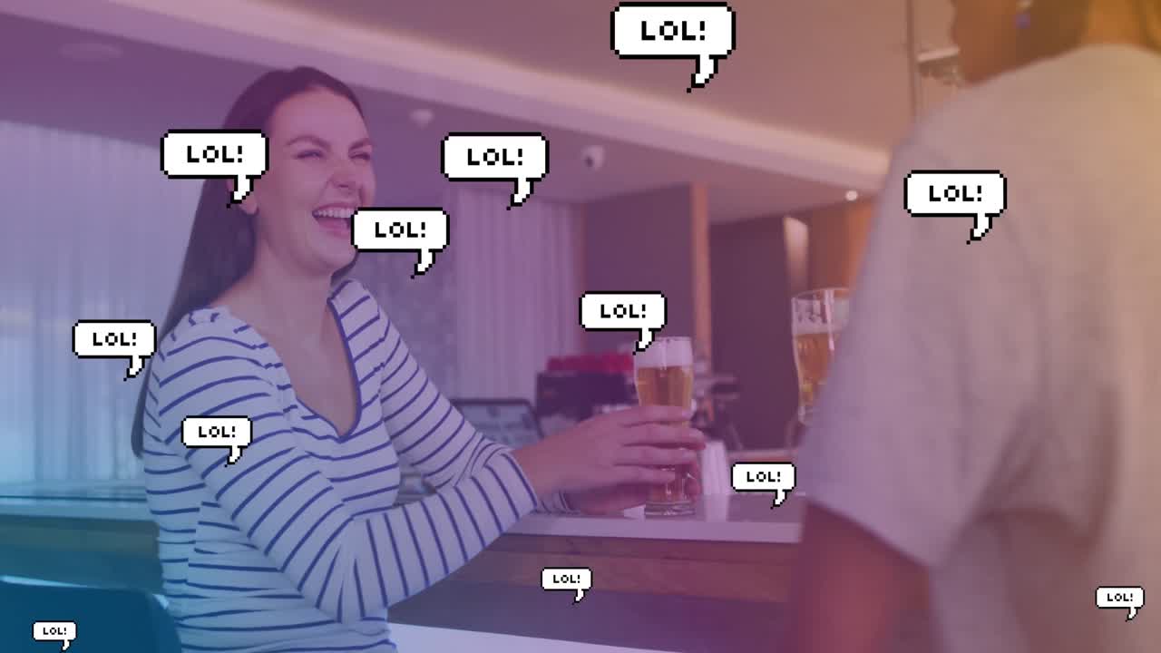 행복한 다양한 친구들이 얘기하고 맥주를 마시는 lol 텍스트의 애니메이션