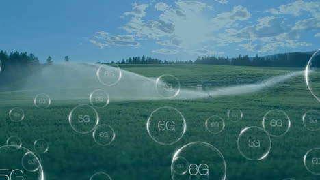 Animation-Von-Kreisen-Mit-5g--Und-6g-Texten-über-Einer-Landschaft-Mit-Wassersprinkler-Auf-Dem-Feld