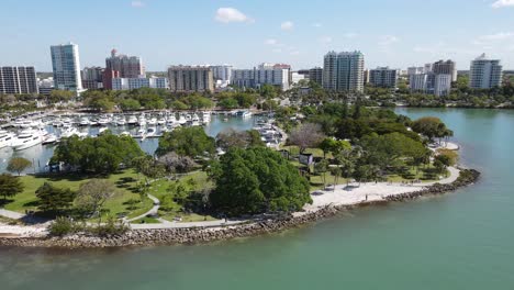 Antena-Giratoria-Distante-De-Todo-El-Distrito-Costero-Del-Centro-De-Sarasota-En-Sarasota,-Florida,-Visible-Desde-El-Golfo-De-México