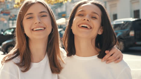 dos amigos riendo al aire libre