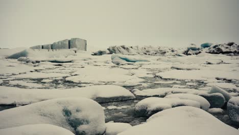 Diferentes-Movimientos-De-Cámara-Que-Muestran-Icebergs-En-La-Laguna-Glaciar,-Islandia