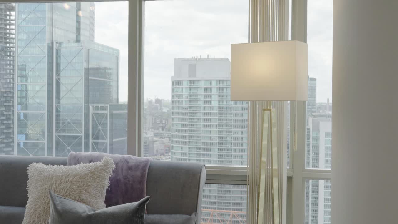 고층 콘도미니엄 유닛의 거실에서 보이는 전망을 보여줍니다.