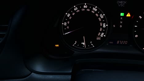 compruebe la luz de advertencia de error de abs en el salpicadero de un coche