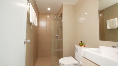 pequeño cuarto de baño blanco en un apartamento-habitación de hotel