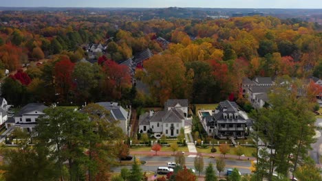 Slowly-rising-drone-shot-of-city-hall-in-Alpharetta,-Georgia