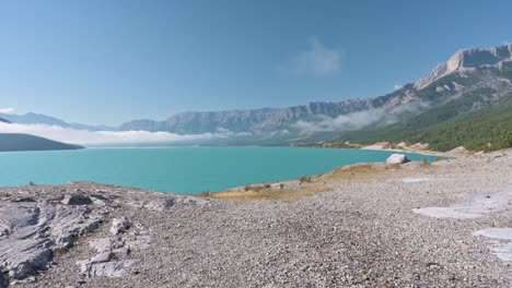 Lago-Abraham-En-Otoño-Con-Cielo-Azul