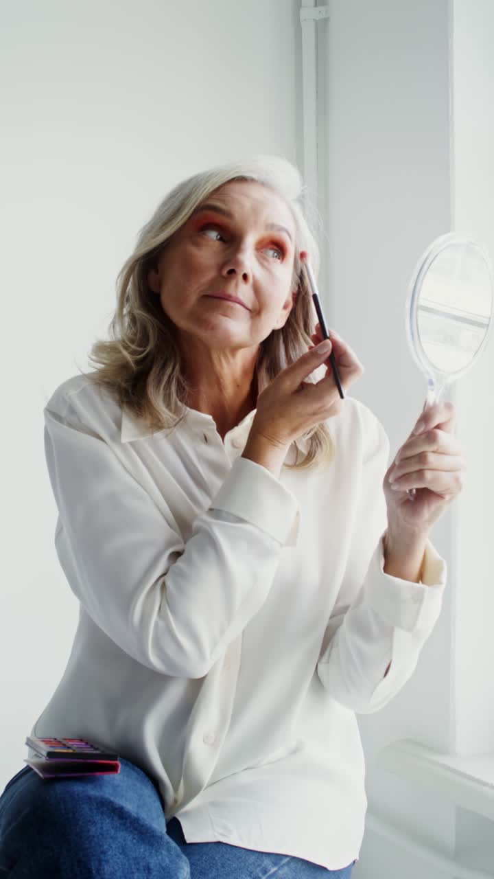 mujer aplicando maquillaje