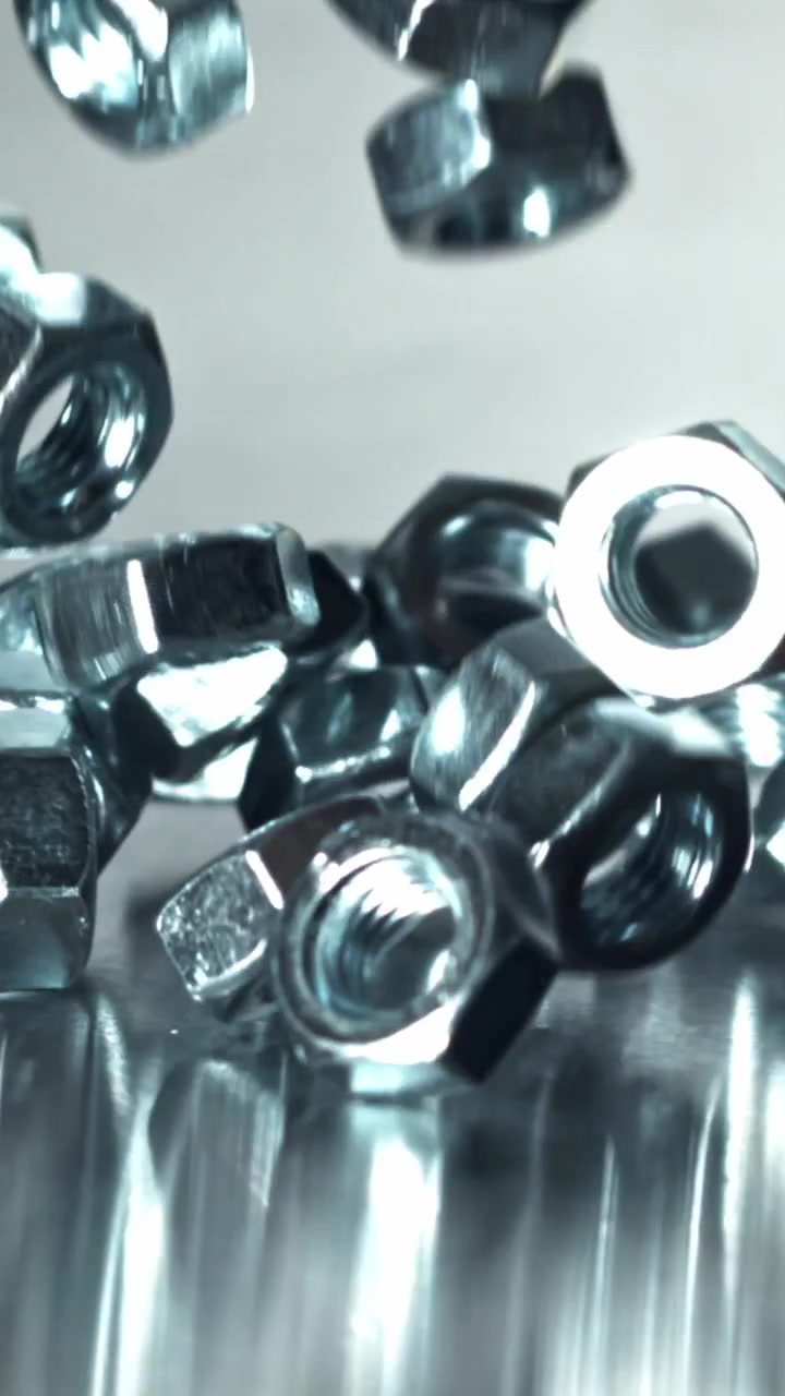 Dadi Metallici che Cadono e Rimbalzano al Rallentatore su una Superficie Riflettente